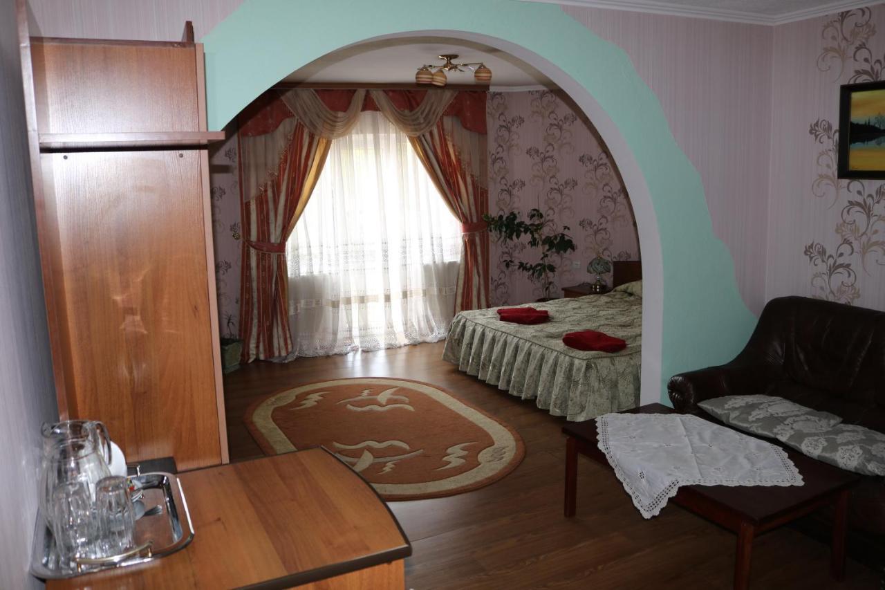 Готель ***Феєрія Tyachiv Ngoại thất bức ảnh